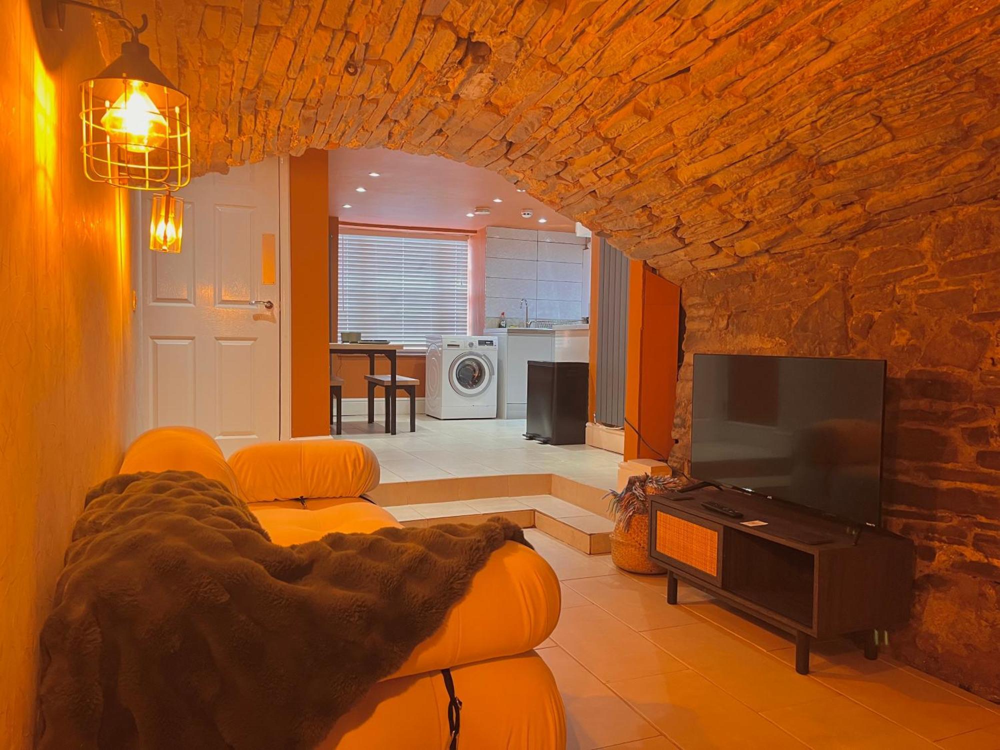 Apartment Serviced Apartments- Kian Perrott