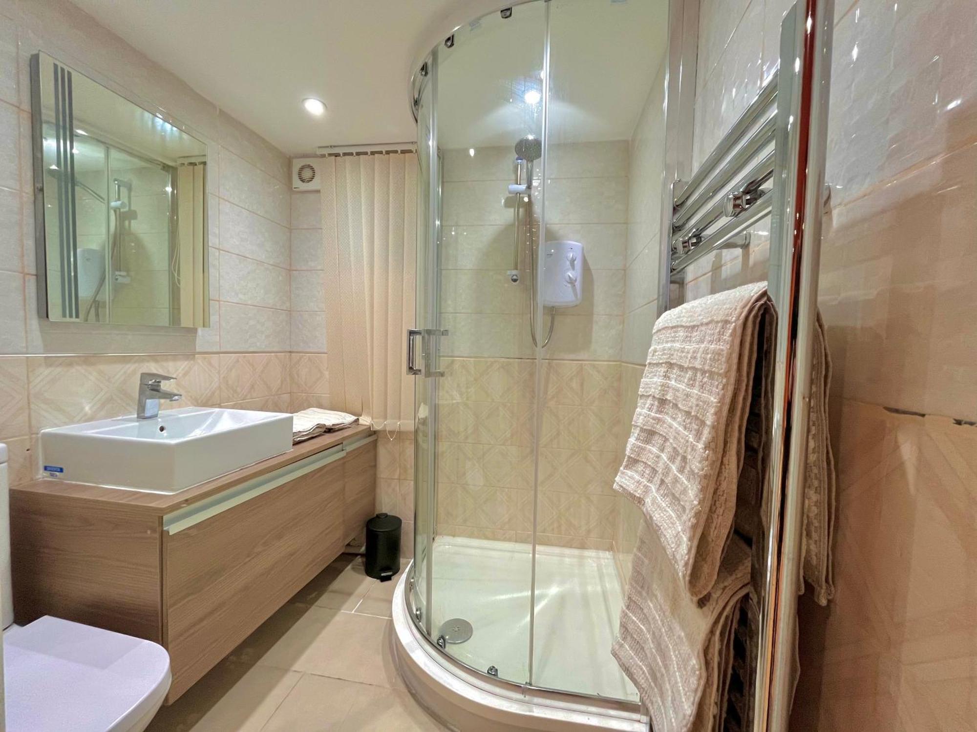 Apartment Serviced Apartments- Kian Perrott *